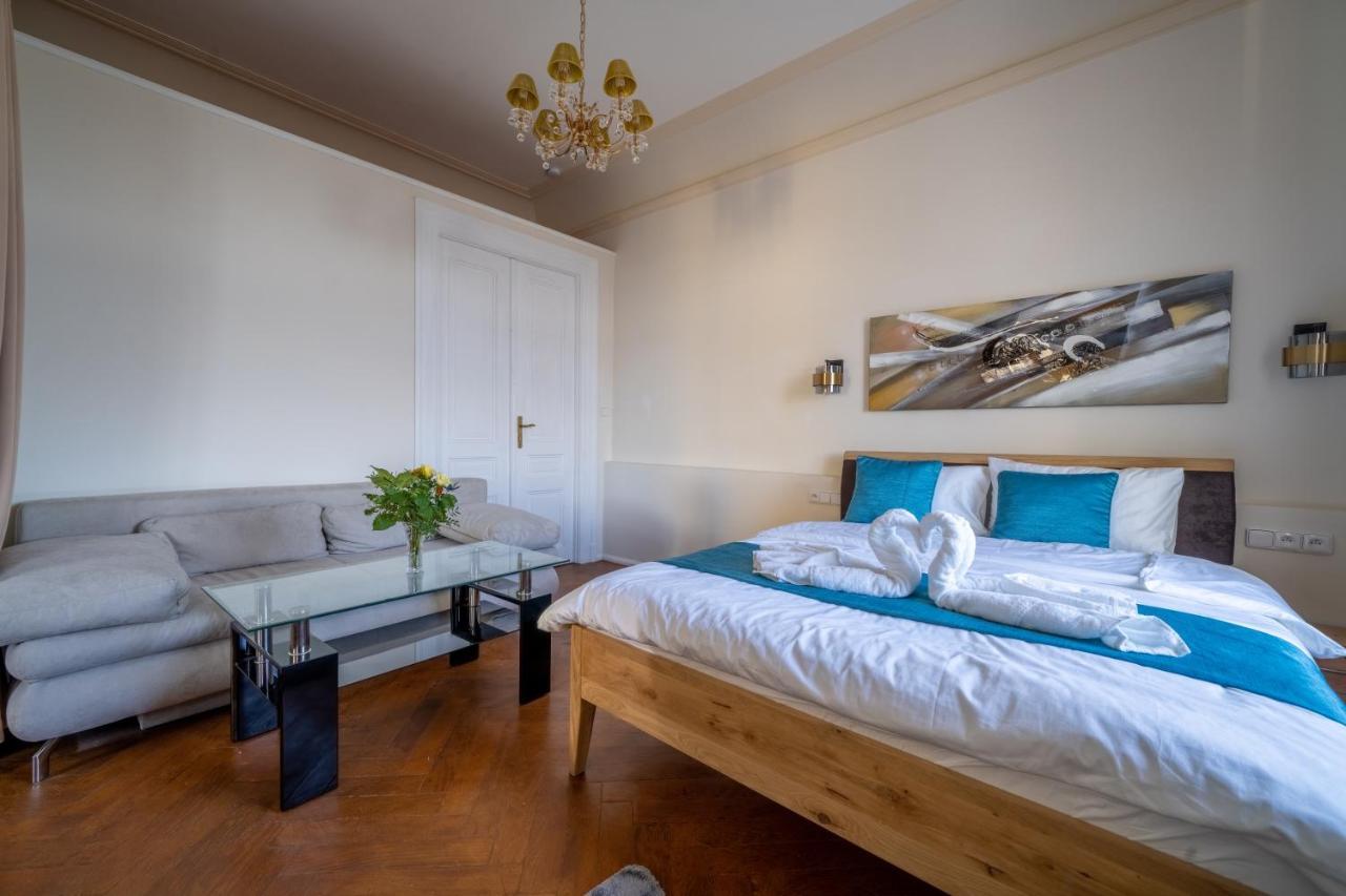 Apartment Exclusive With A View Of Castle And Vltava River