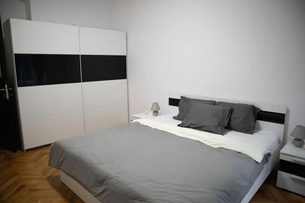 Modern In The Center Of Apartment *