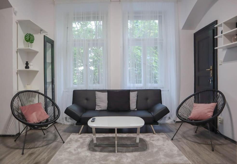 Modern In The Center Of Apartment