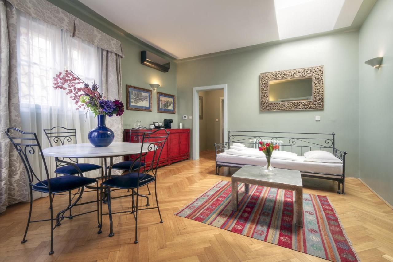 Hotel Black Star