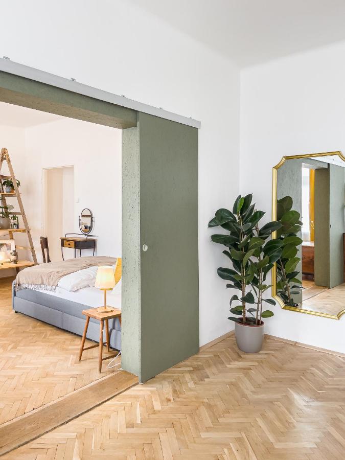 Turnkey I Vintage Terrace Apartment Prag