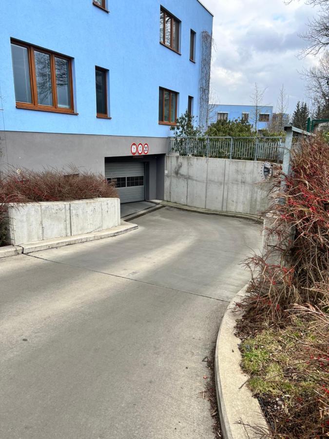 Maria - Free Parking