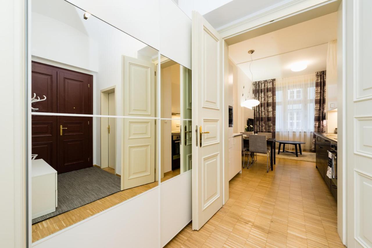 Modern Charvatova Lägenhet