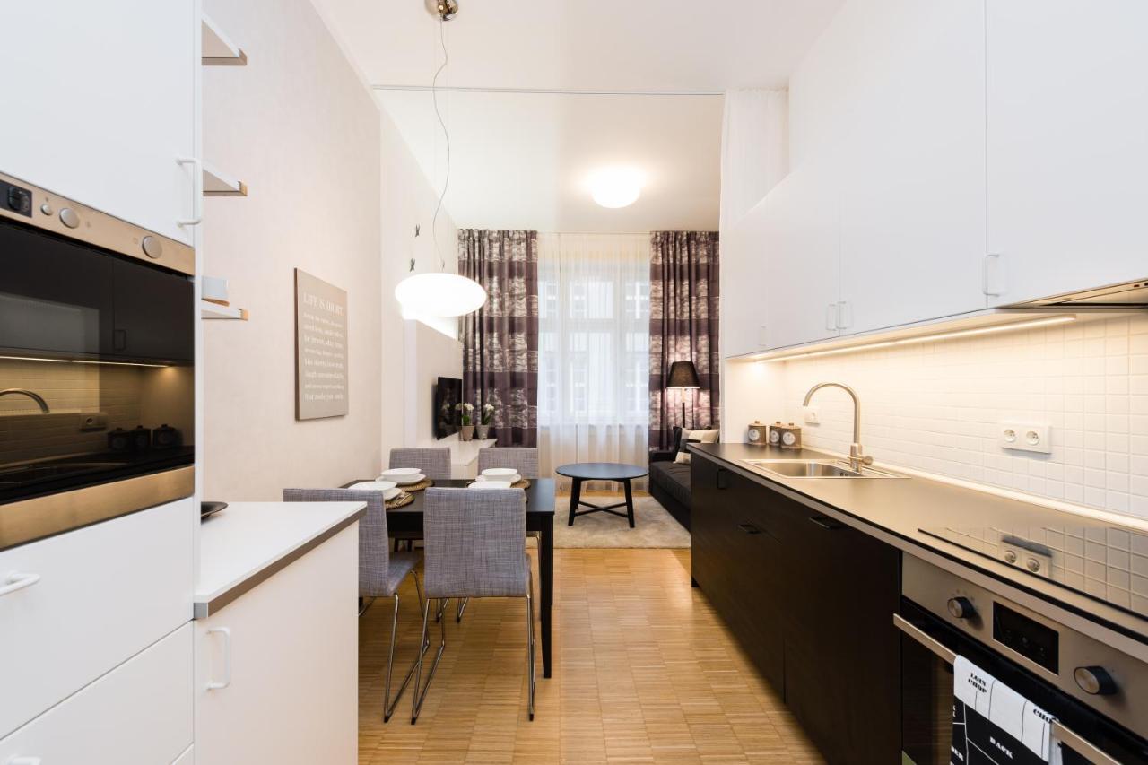 Modern Charvatova *