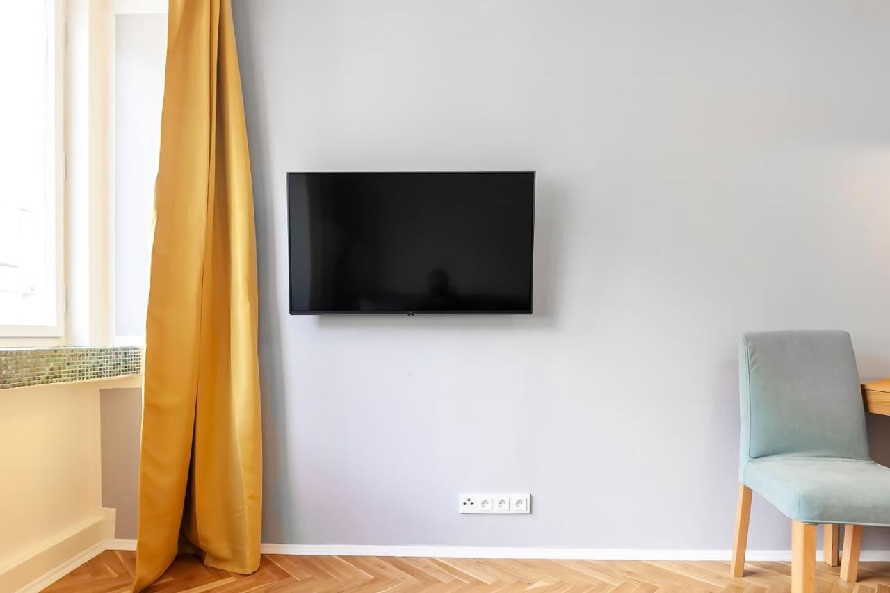 Popular Location / Street View / 4 Ppl / Netflix * Prag