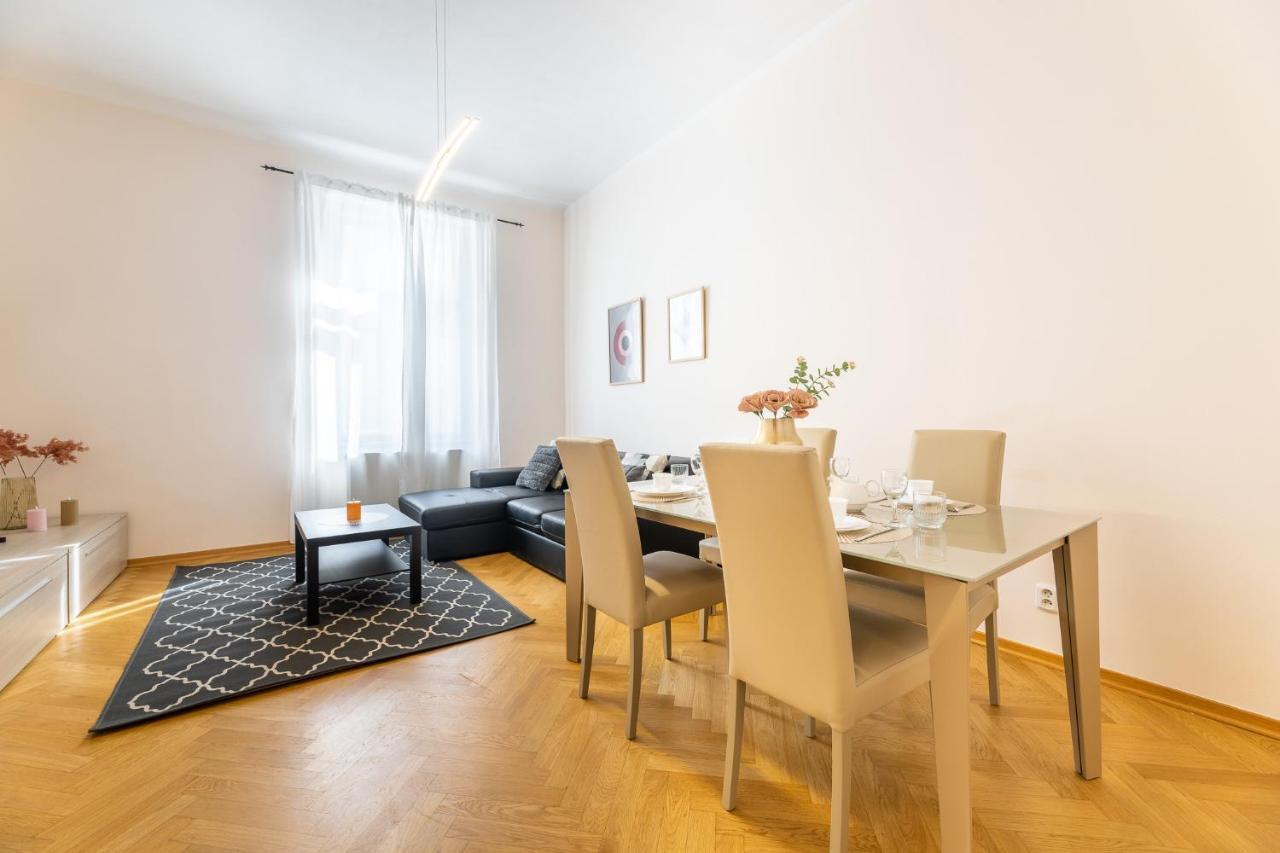 Big Bright Two-bedroom In Old Town Lägenhet