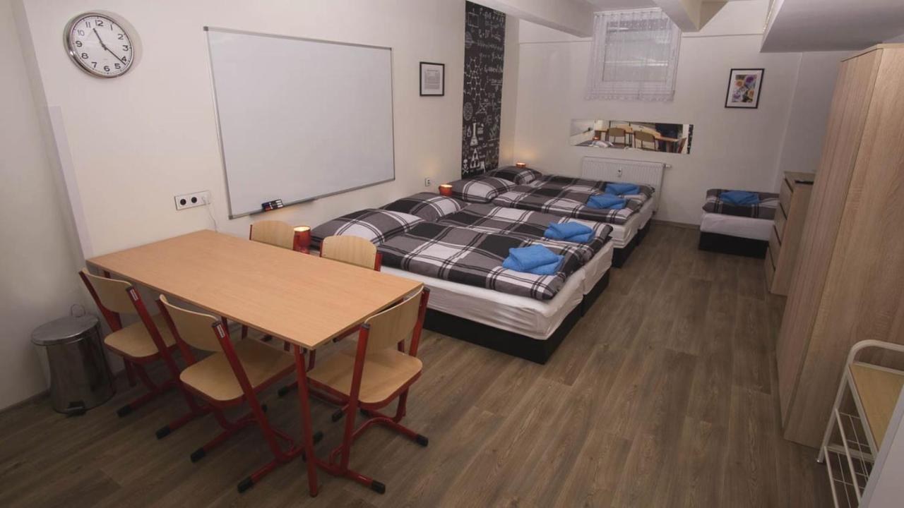 School - Your Unique Place In By Metro Vysehrad Apartment Prag