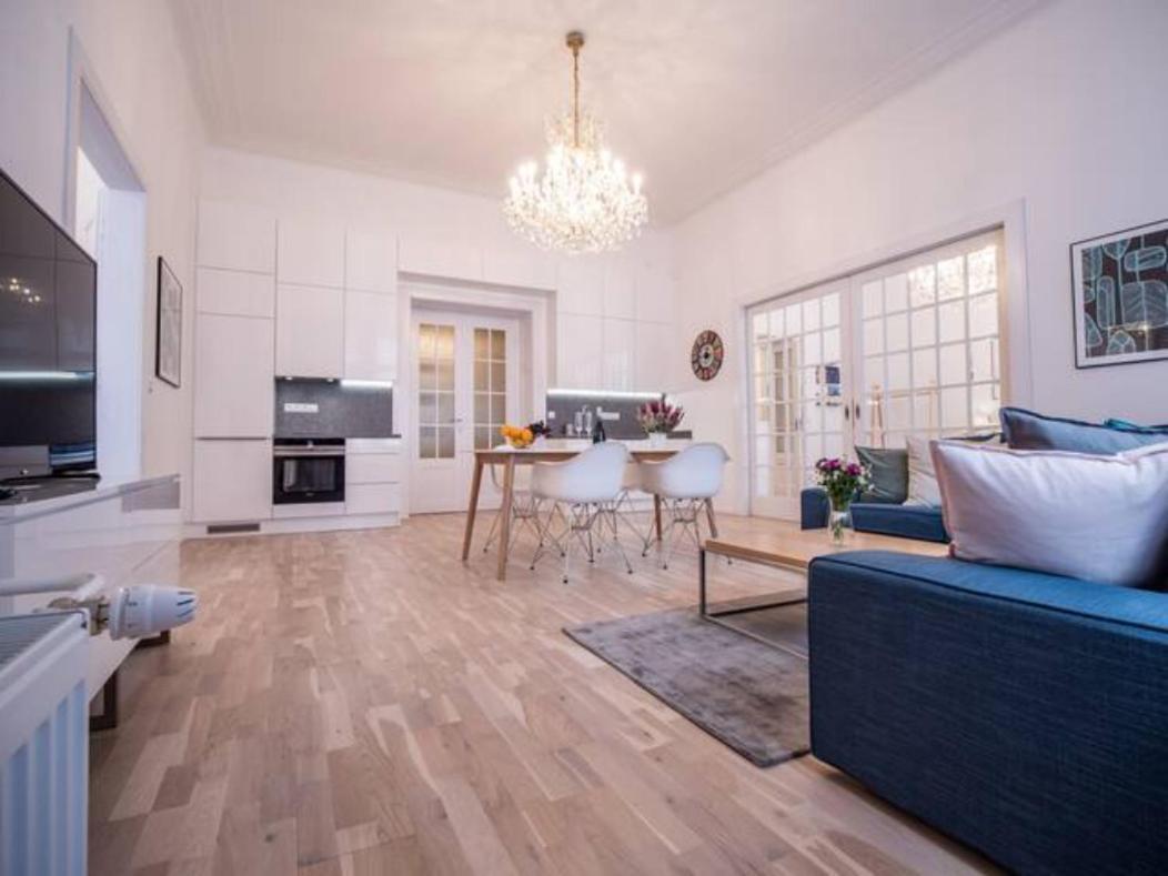 Class In Old Town 2 Bedrooms Apartment