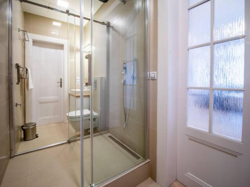Class In Old Town 2 Bedrooms Apartment *