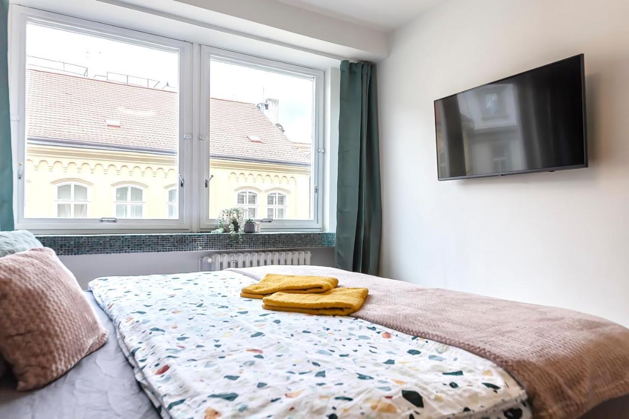 Popular Location / Street View / 4 Ppl / Netflix Prag