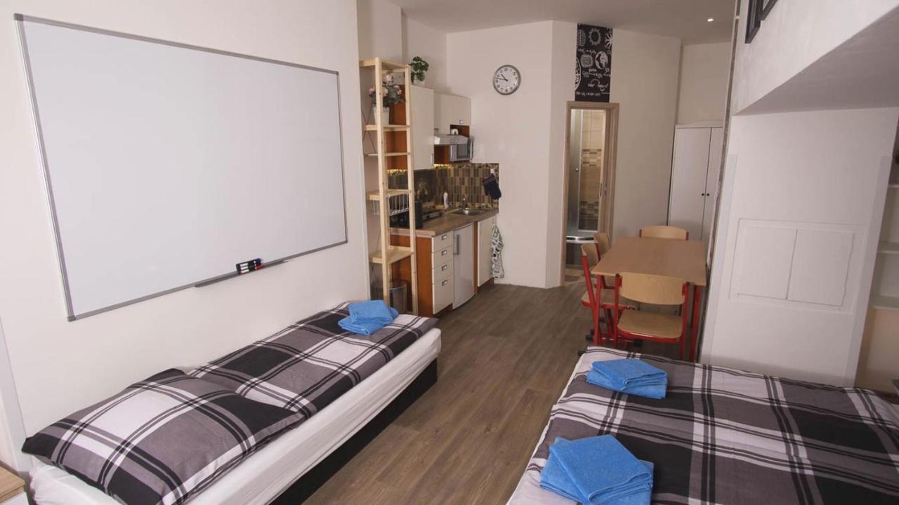 Apartment School - Your Unique Place In By Metro Vysehrad