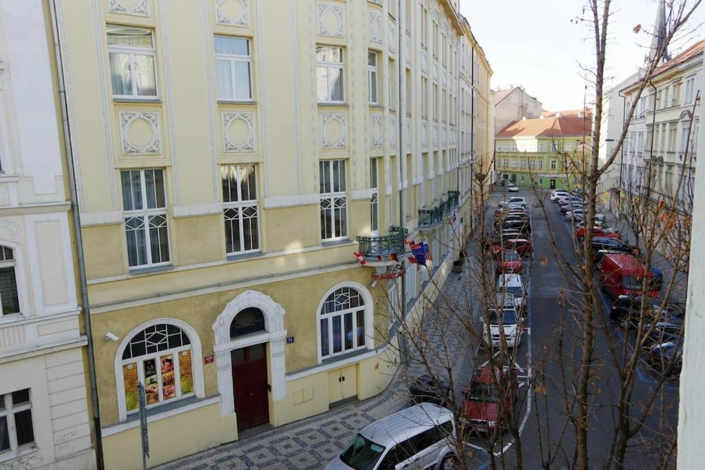 Big In The Center * Prag