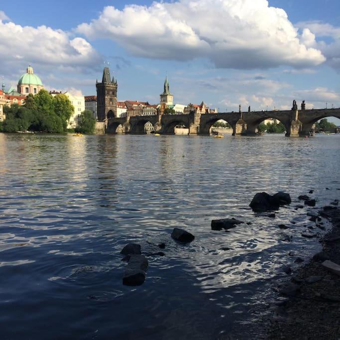 Big In The Center Prag