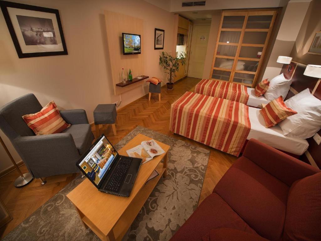Ea Julis Hotell