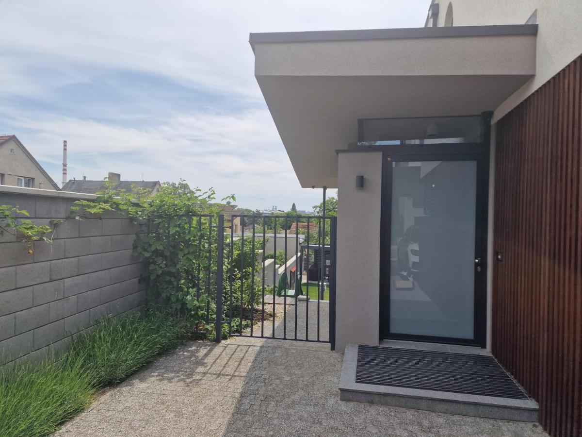 Quiet 1-bedroom In A Basement Of New * Prag