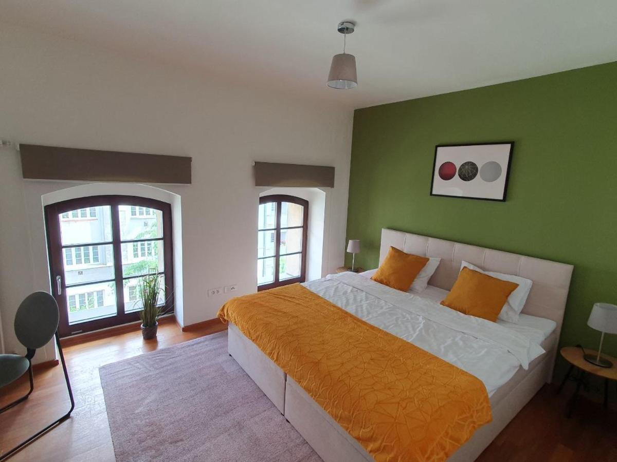 With 4 Bedrooms Apartment *