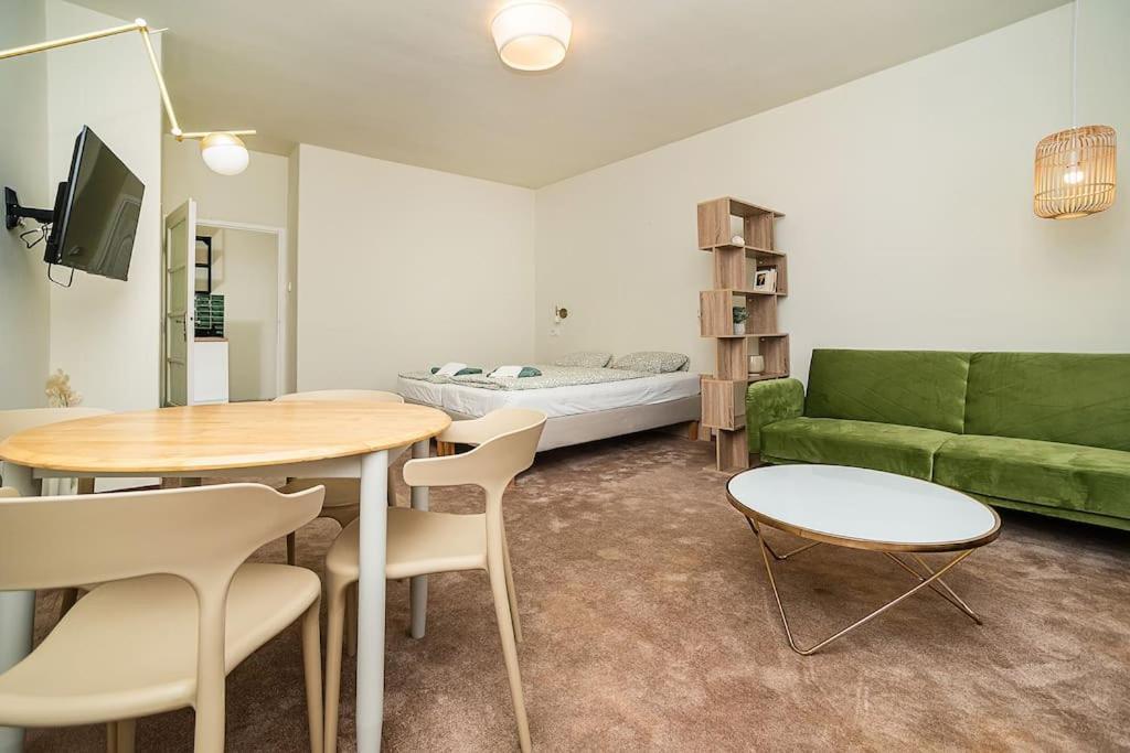 Modern With Balcony, Tv * Prag