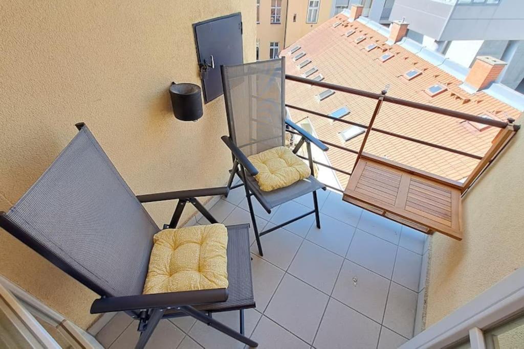 Modern With Balcony, Tv