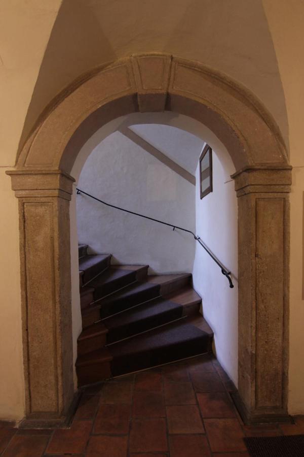 Mala Strana 1 *