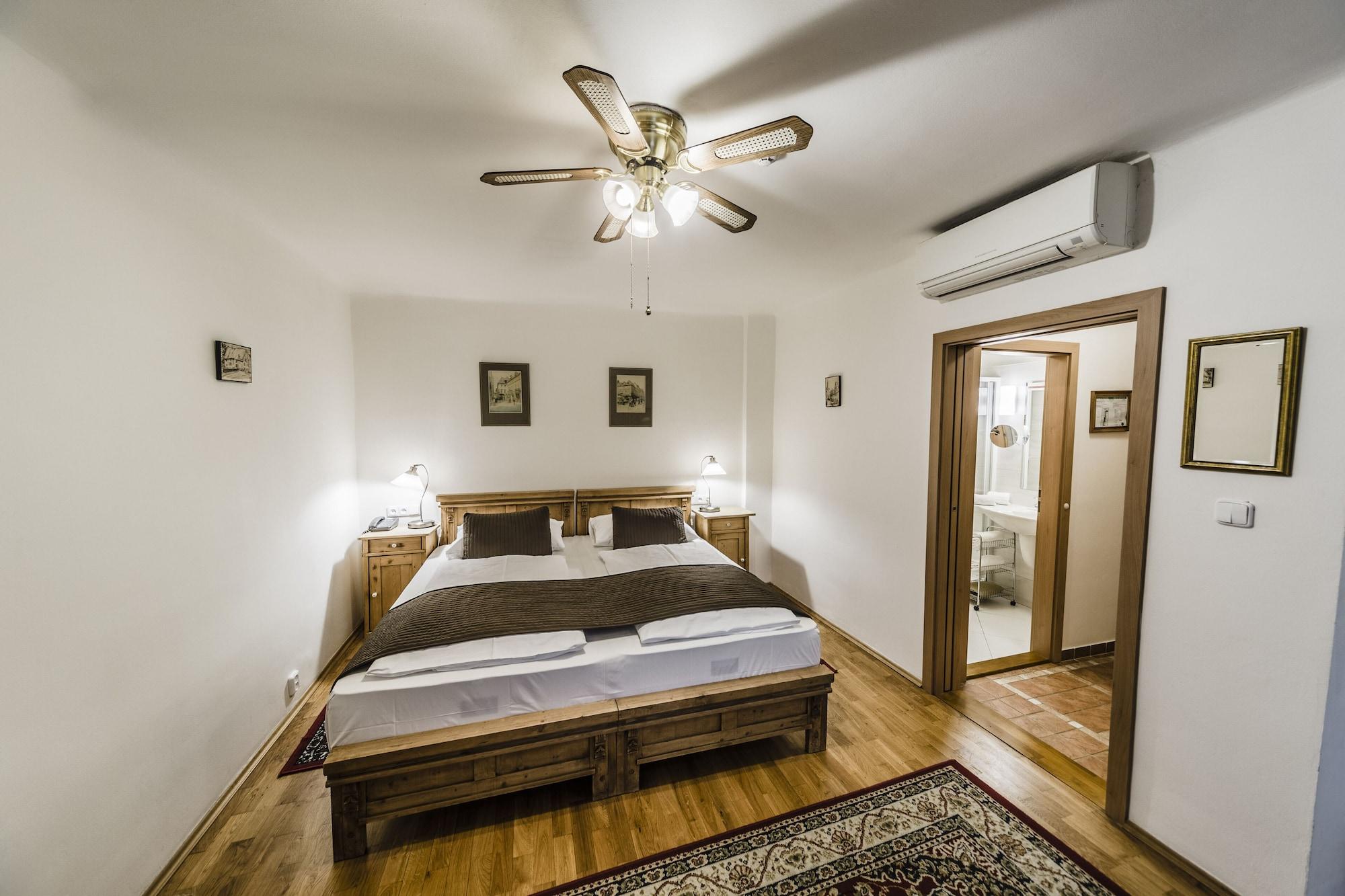 Hotel Archibald At The Charles Bridge 4*