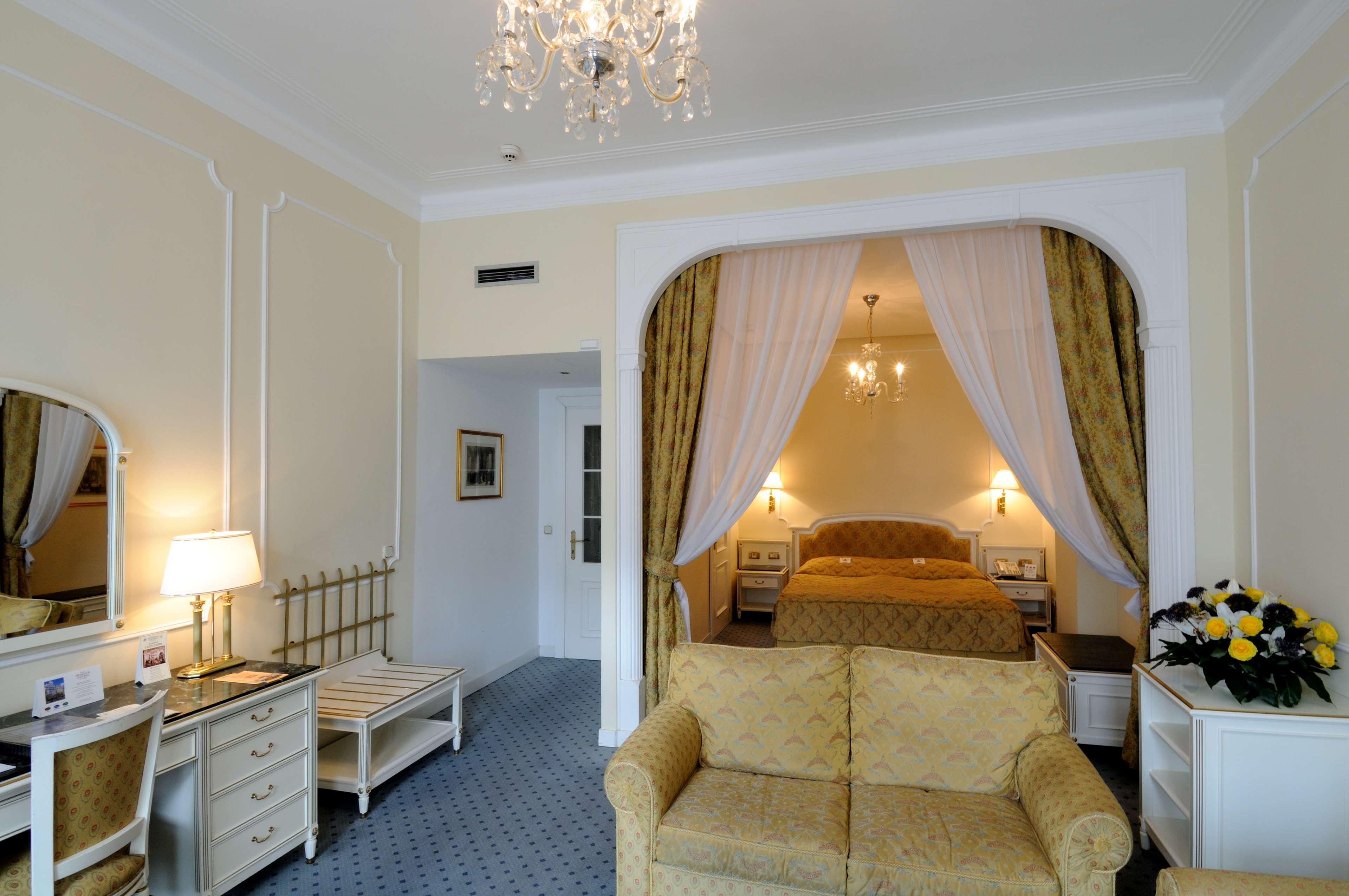 Ambassador Zlata Husa Hotel