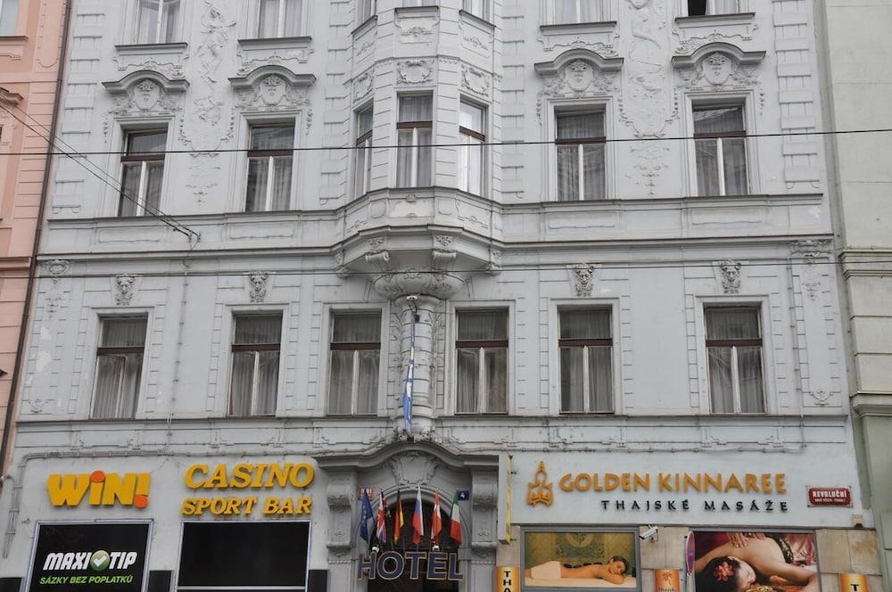 Centre Hotel 3*