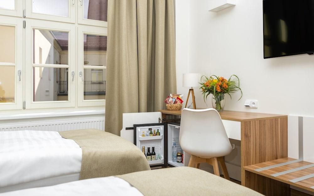 Garden Court Hotel 4*