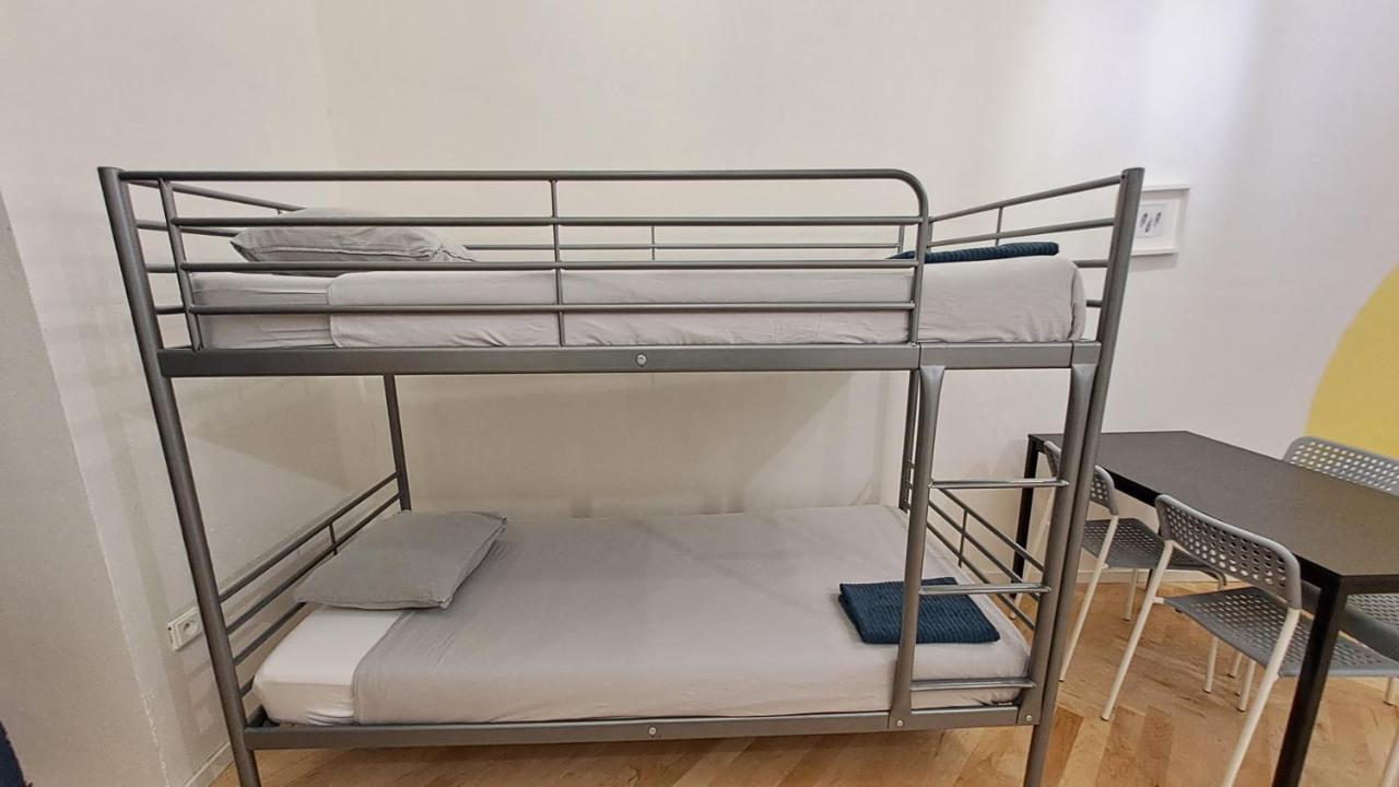 Spacious, Light In Vinohrady Apartment