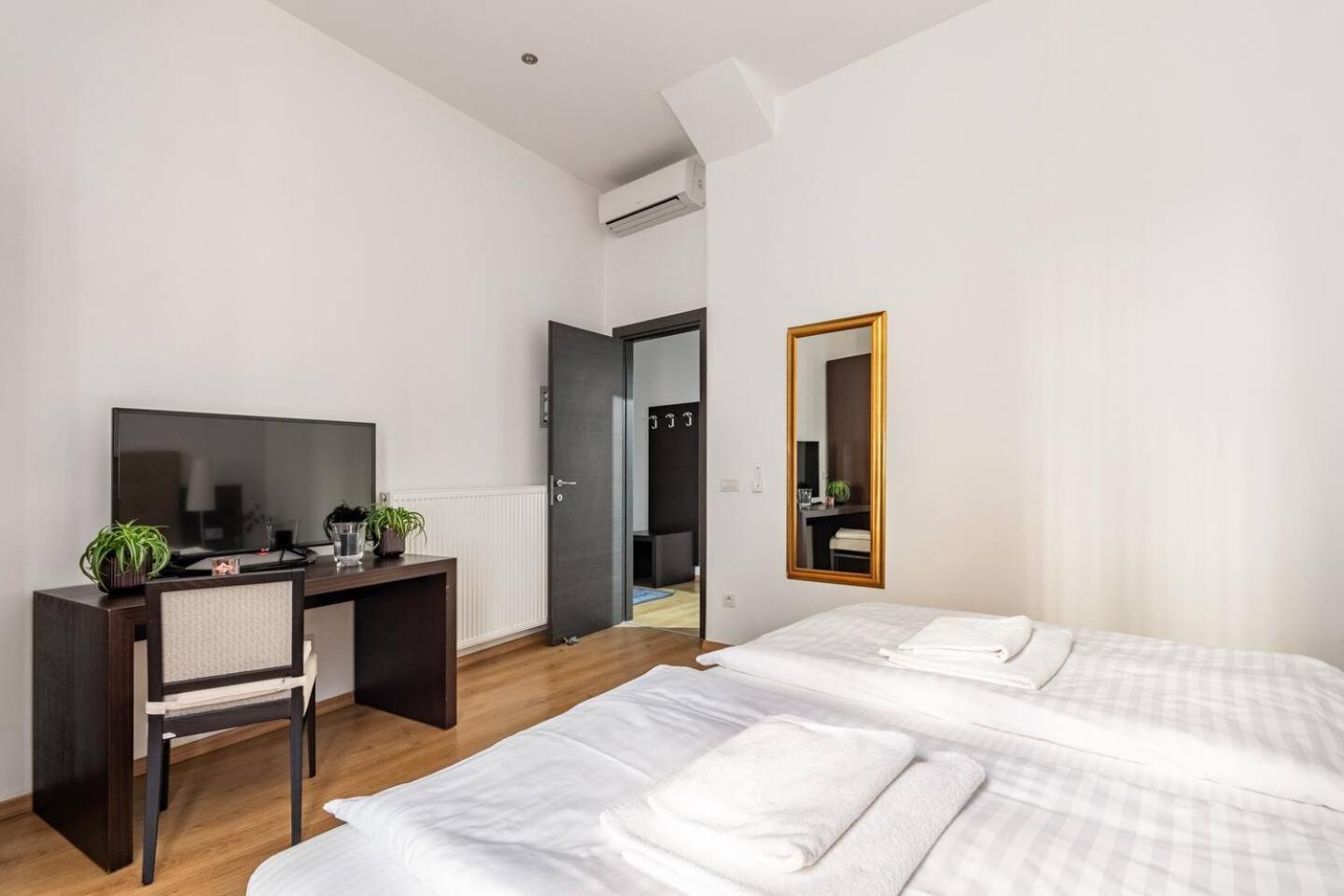 Place Of Grace - 50 Meters From Dancing House Apartment Prag