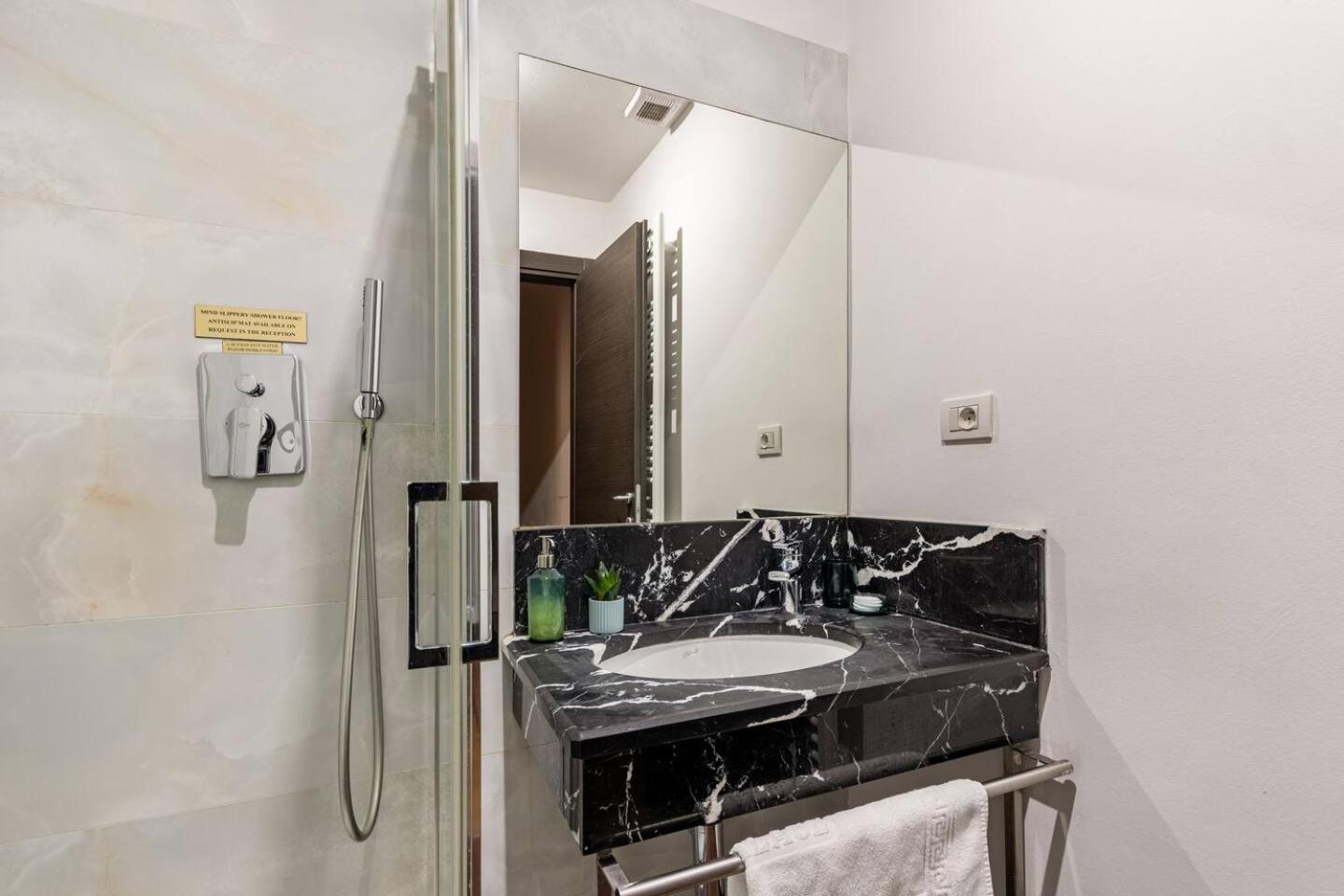 Apartment Place Of Grace - 50 Meters From Dancing House *