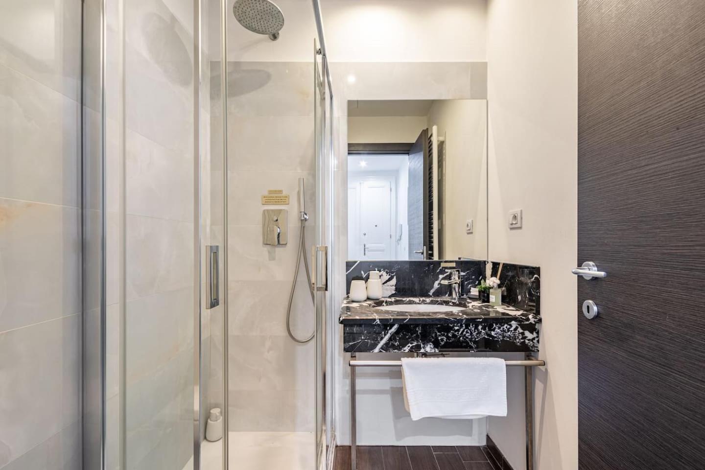 Apartment Place Of Grace - 50 Meters From Dancing House *