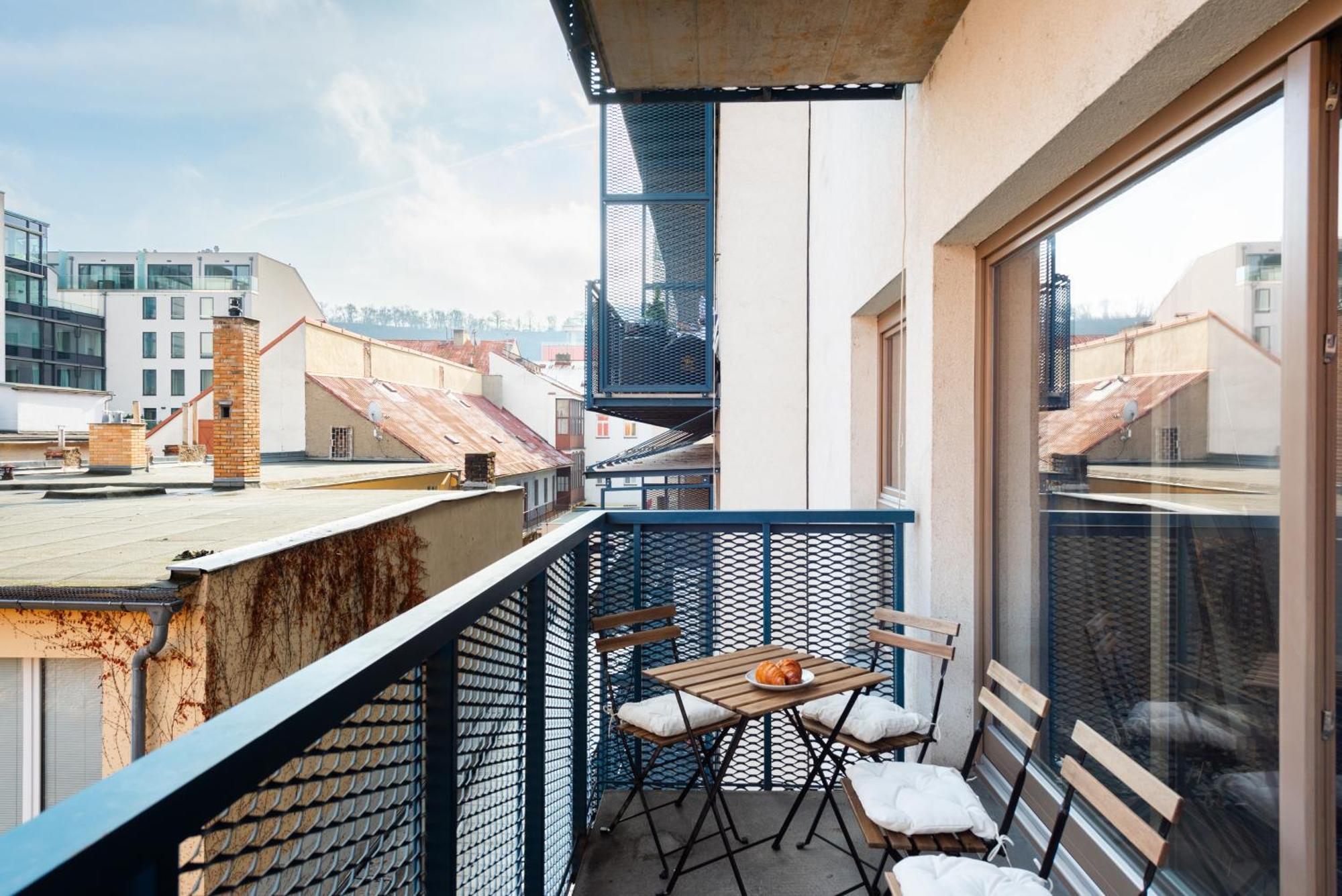 Spacious Near Karlin Square * Prag