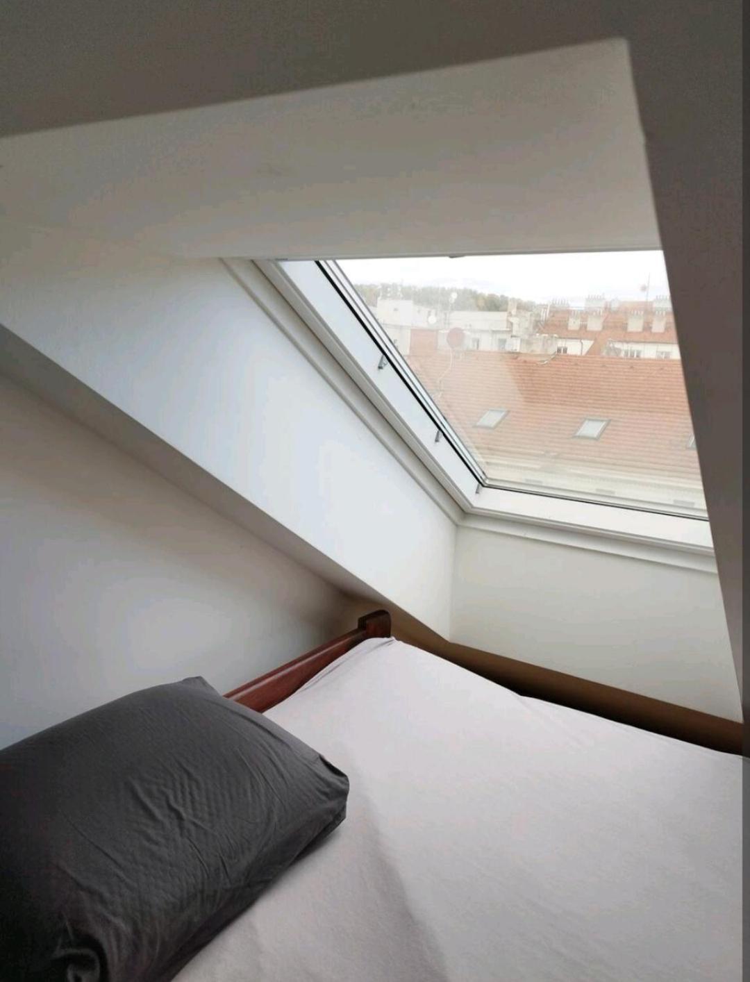 Lägenhet Cozy Rooftop With Balcony Prag