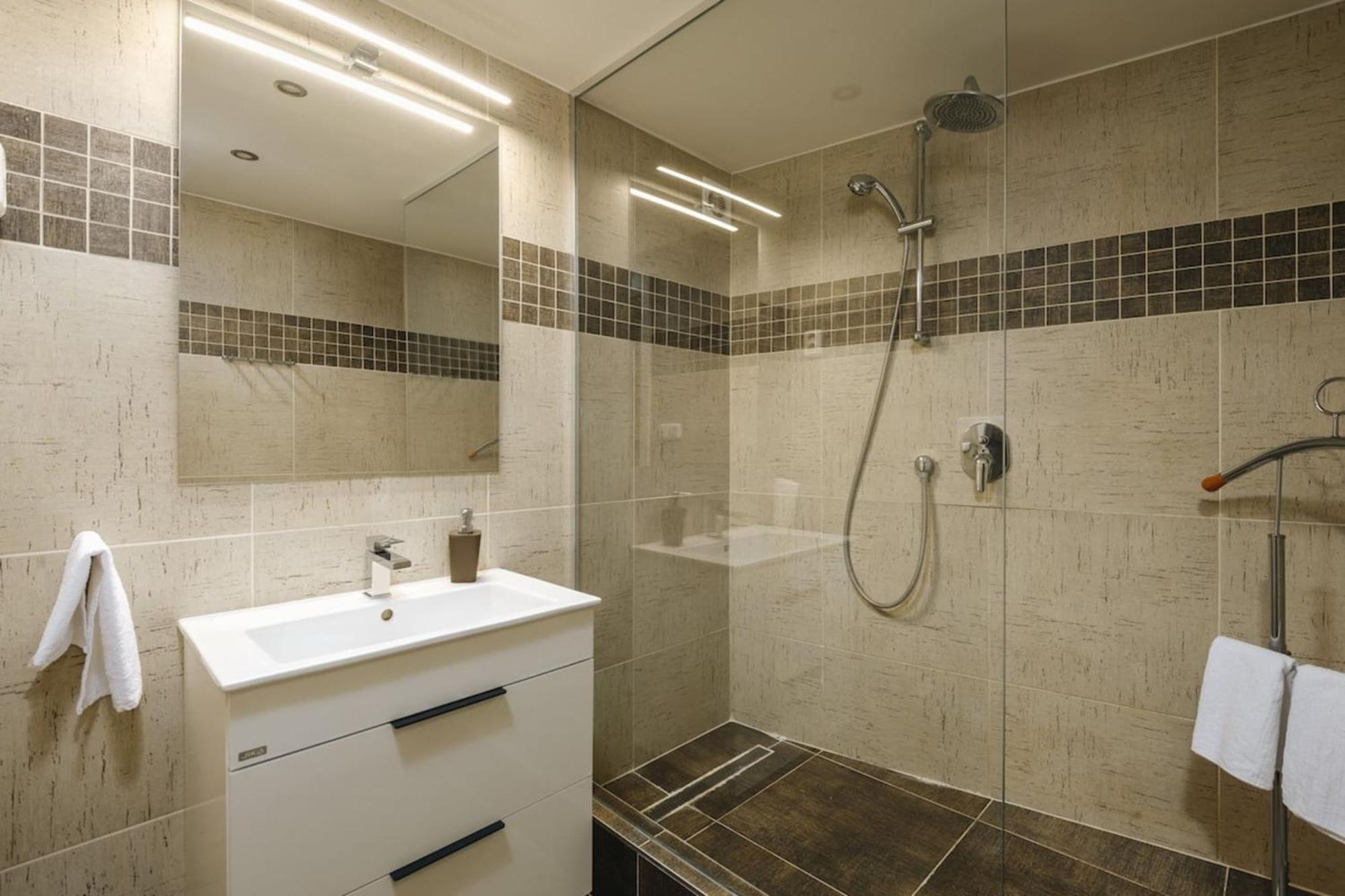Cozy & Comfortable Walking Anywhere Want Sen Apartment