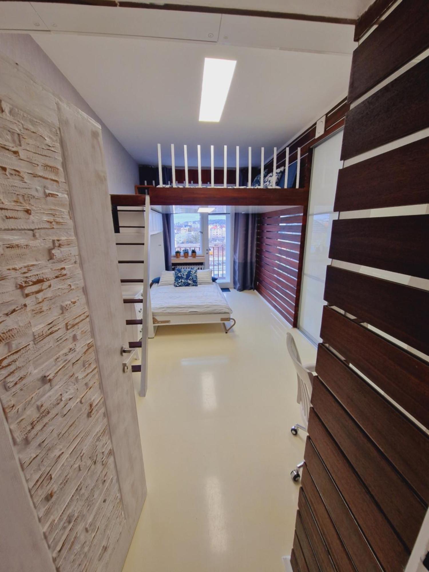 Quiet Spacious With A Balcony Prag