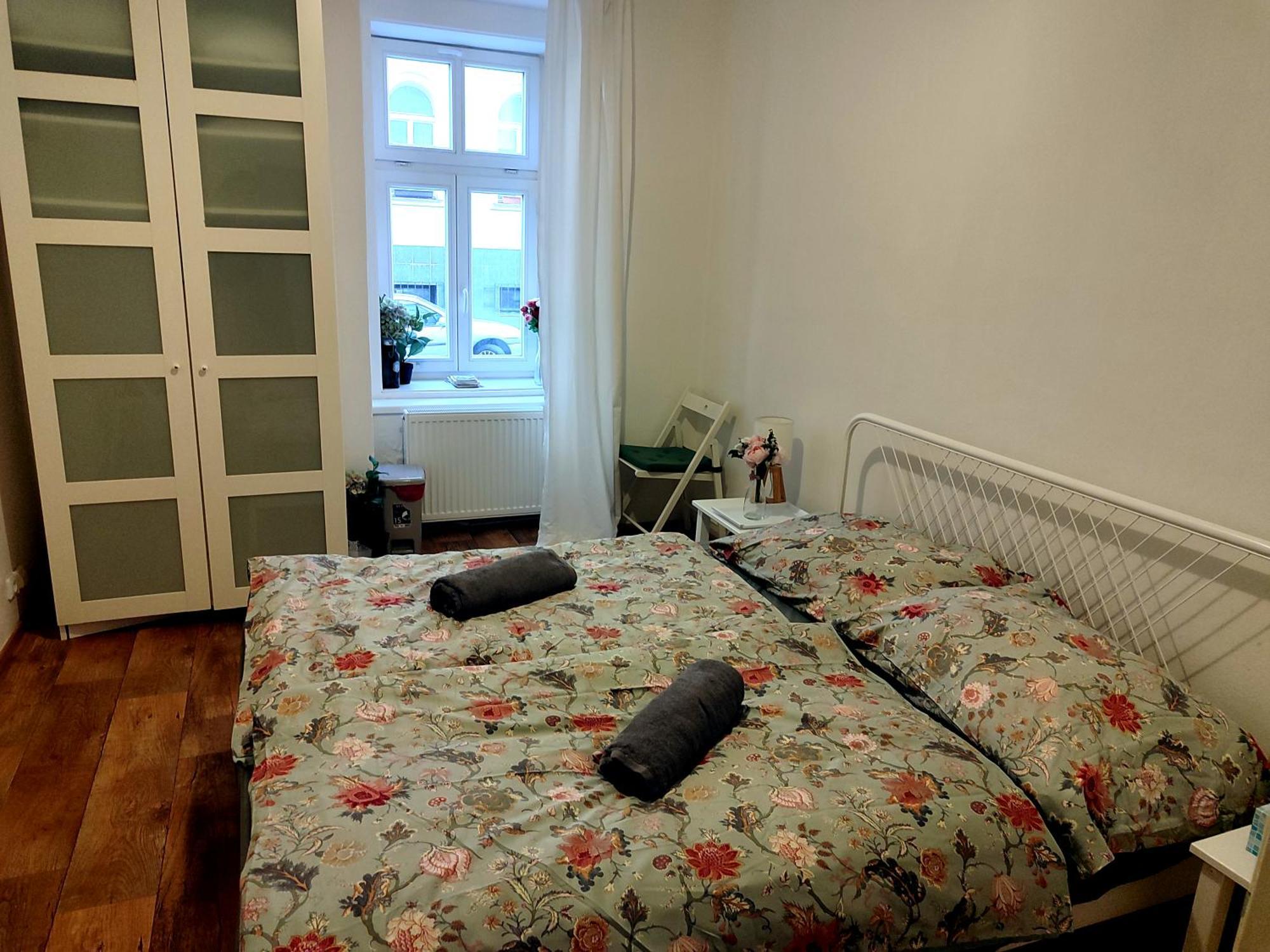 With Double Bed In Zizkov - Shared Bathroom Privat bolig Prag