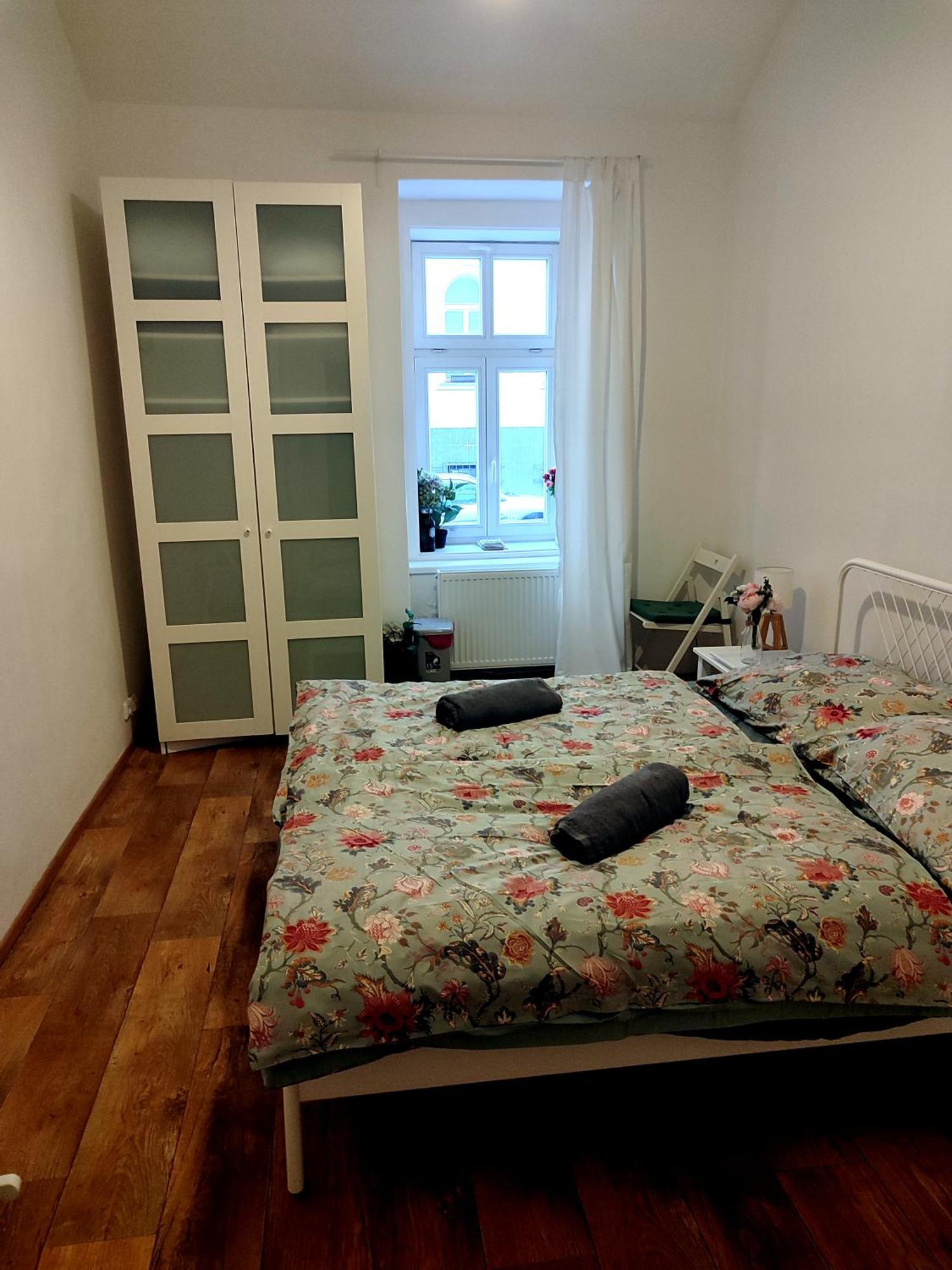 With Double Bed In Zizkov - Shared Bathroom Privat bolig Prag