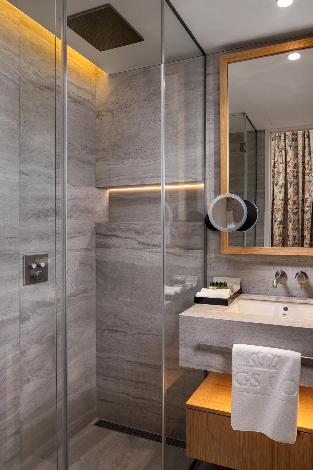 R16 Residences 5*