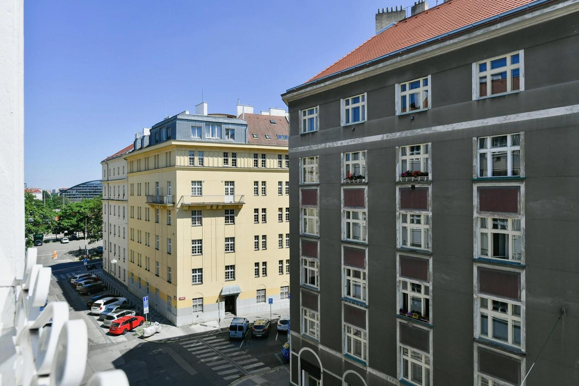 Modern - Centre *