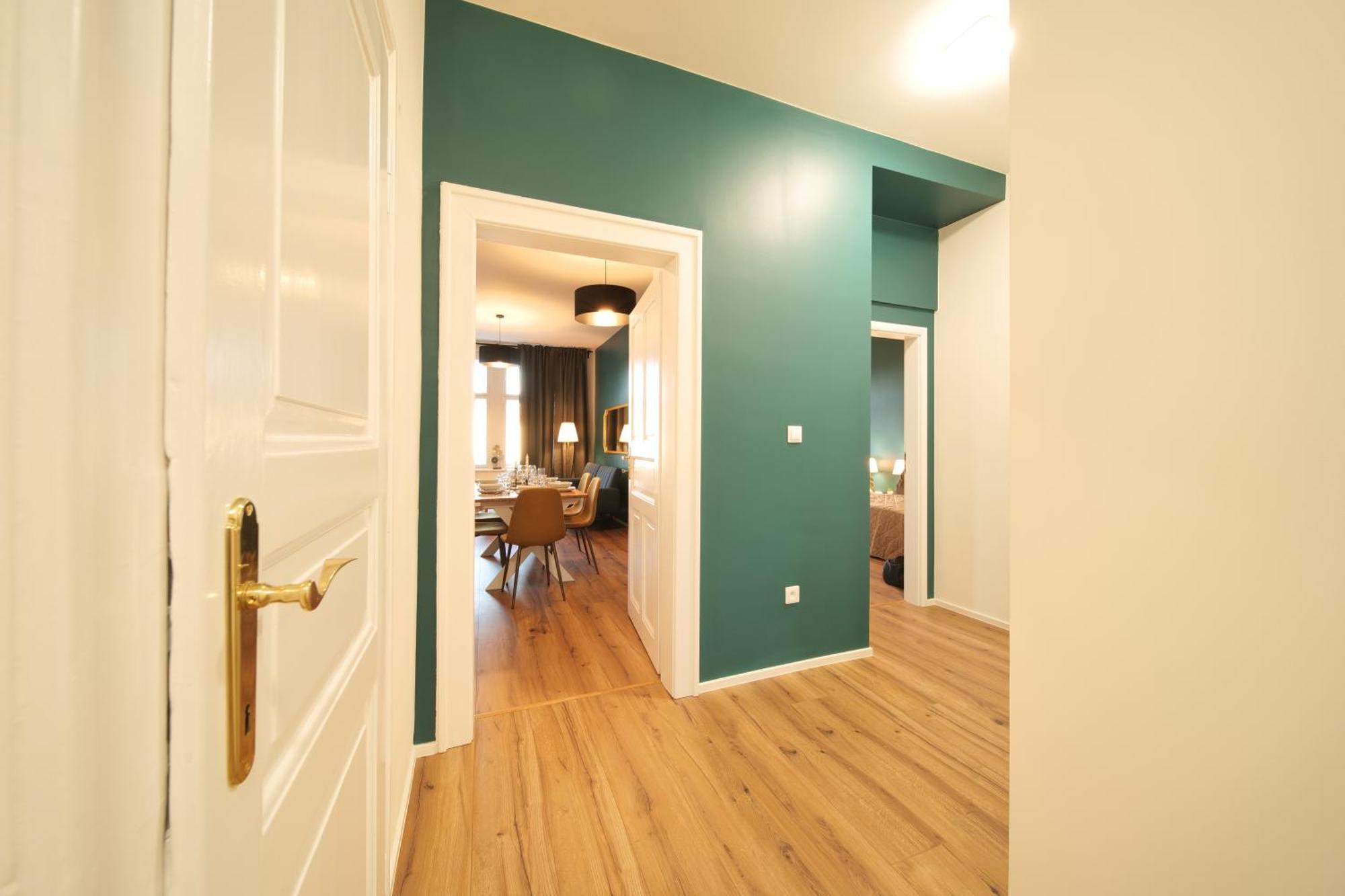 Majestic Square View Apartment *