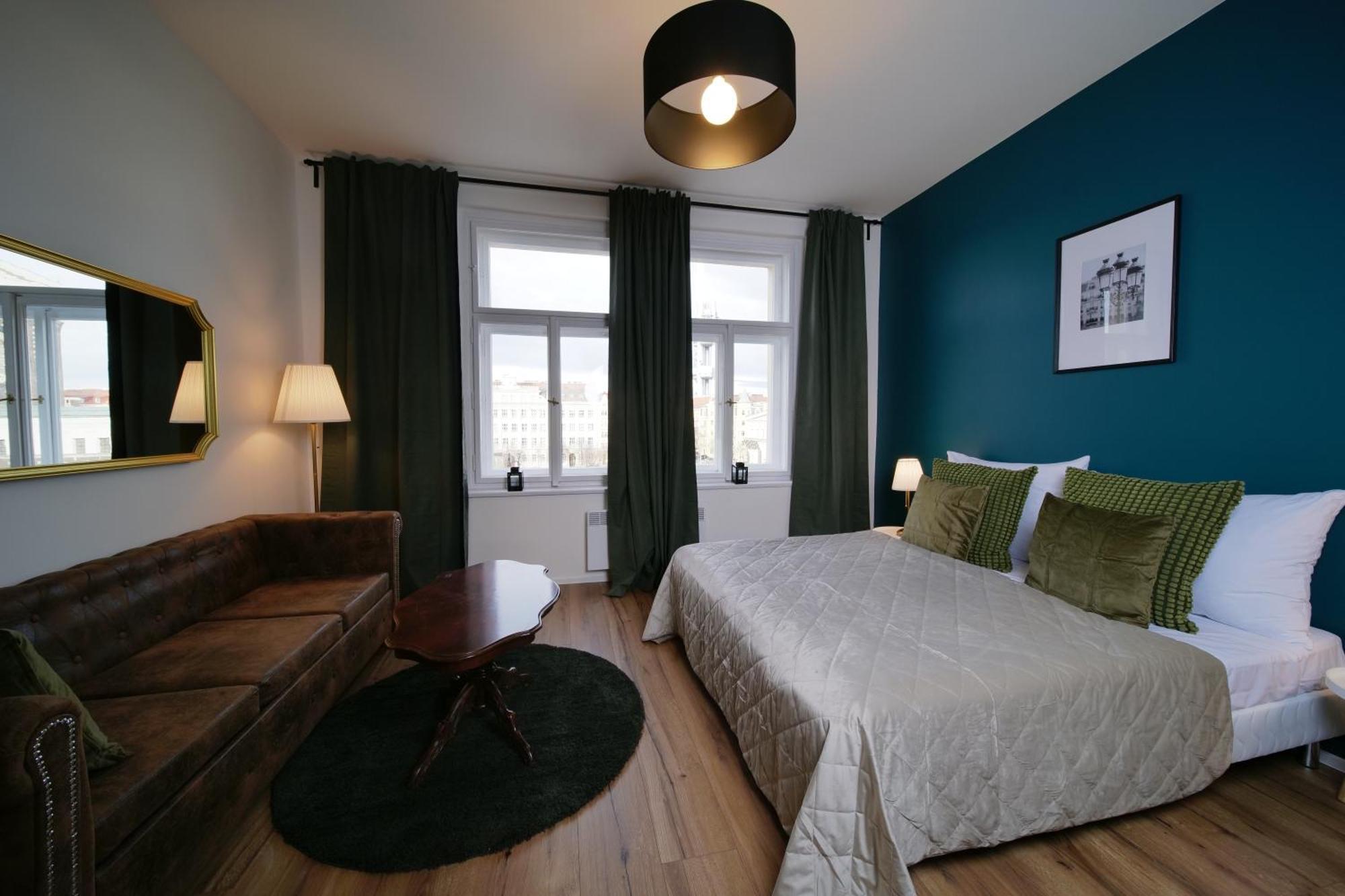 Majestic Square View Apartment