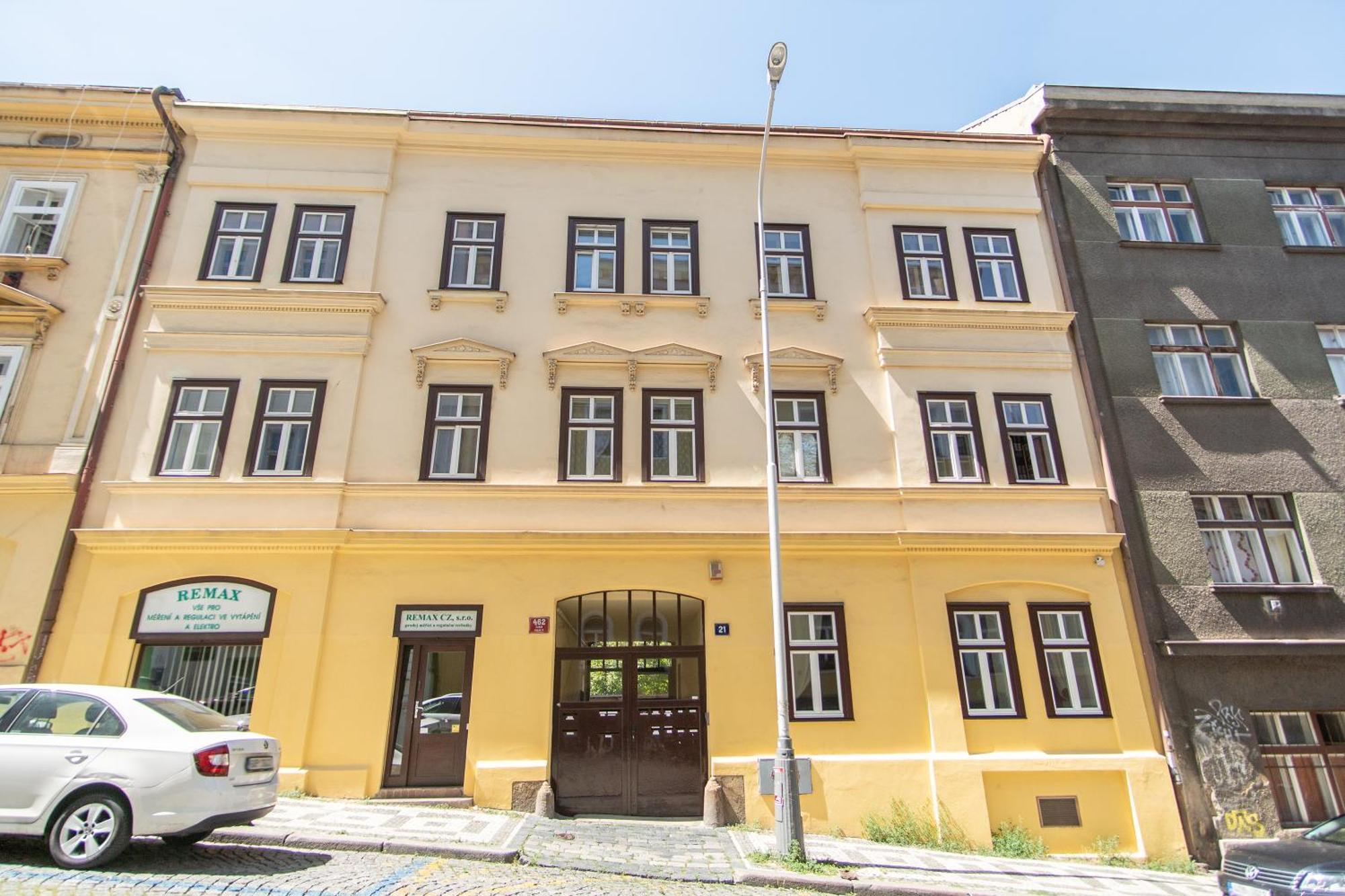 With Double Bed In Zizkov - Shared Bathroom Privat bolig *