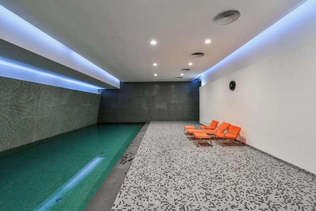 Apartment Exceptional Calm 3br, 2.5ba With Patio, Pool & Gym Prague