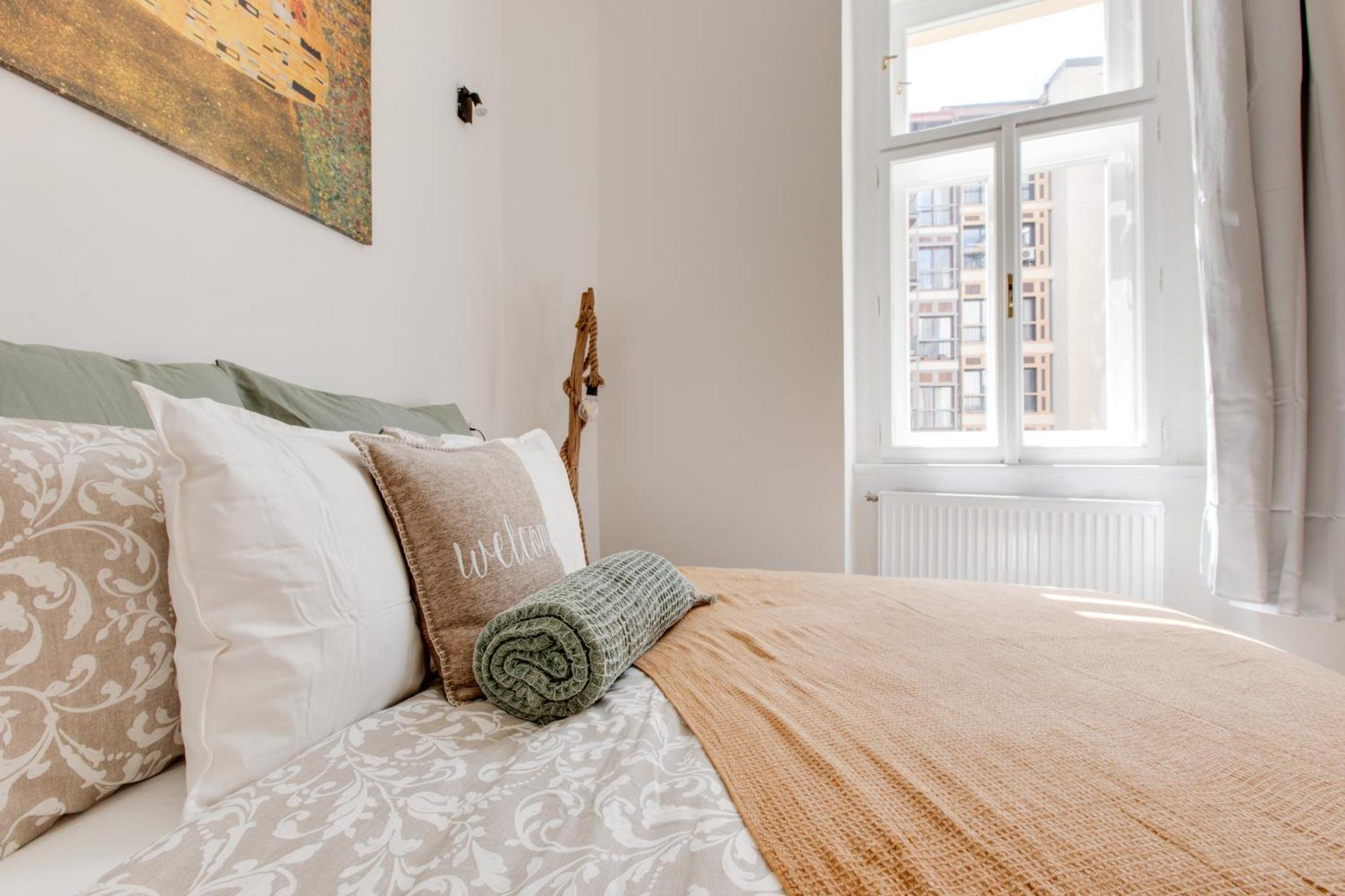 Apartment Romantic By The Park - Uaka7 Prag