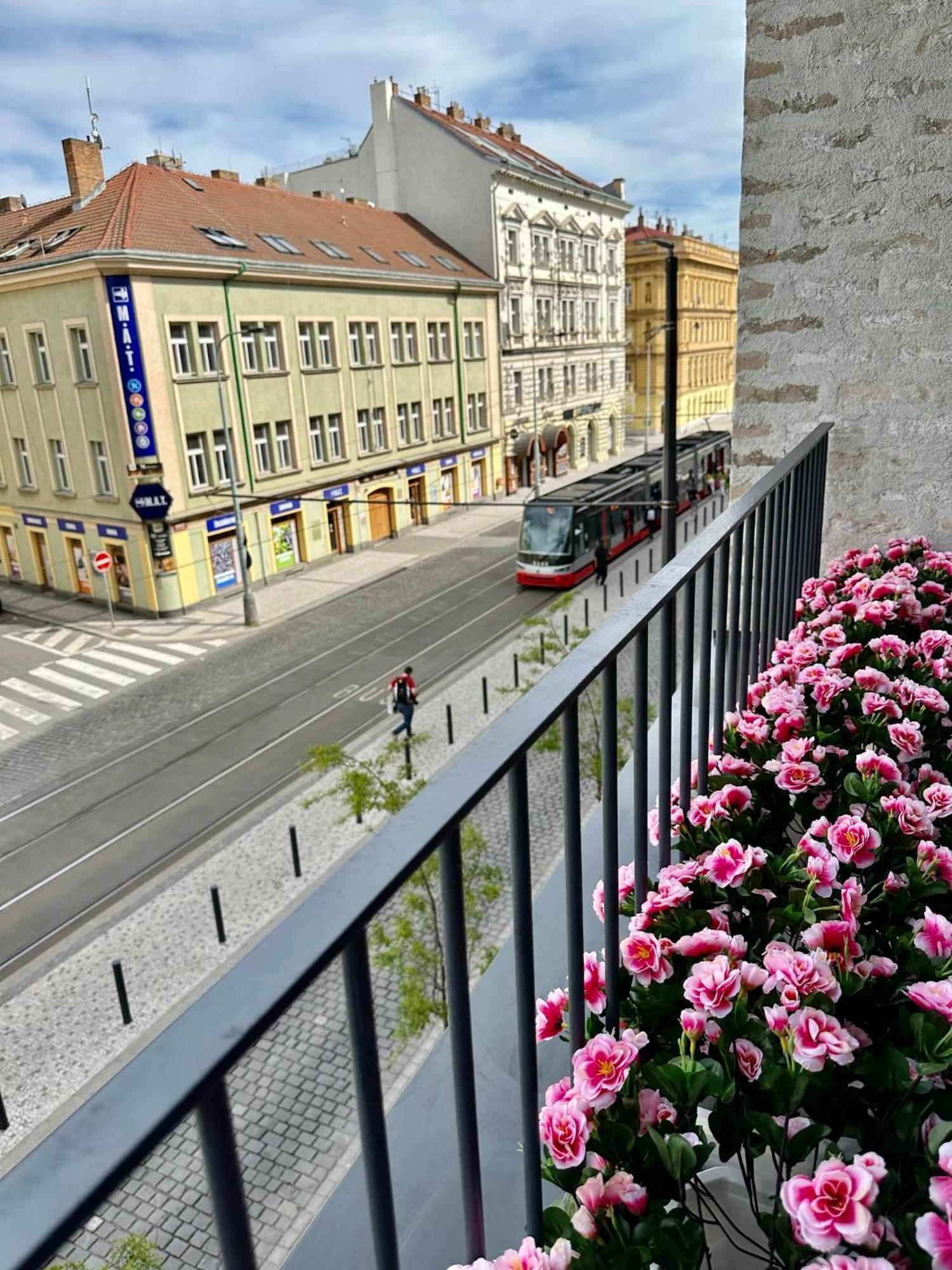 Sunny In Smichov, 5 Apartment *
