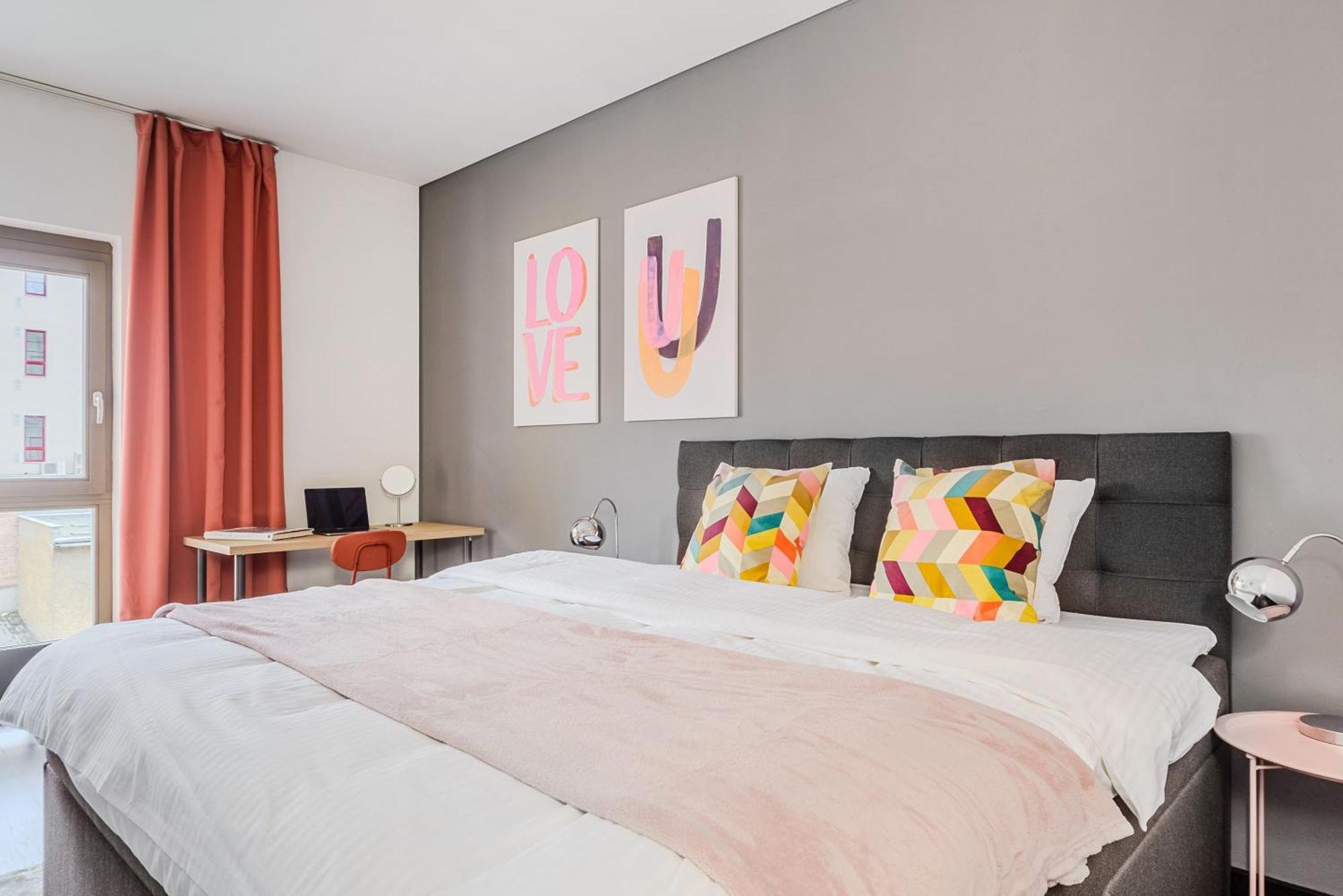 Spacious Near Karlin Square * Prag