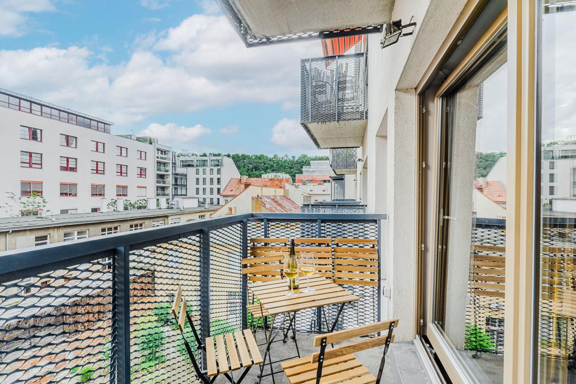 Lägenhet Spacious Near Karlin Square