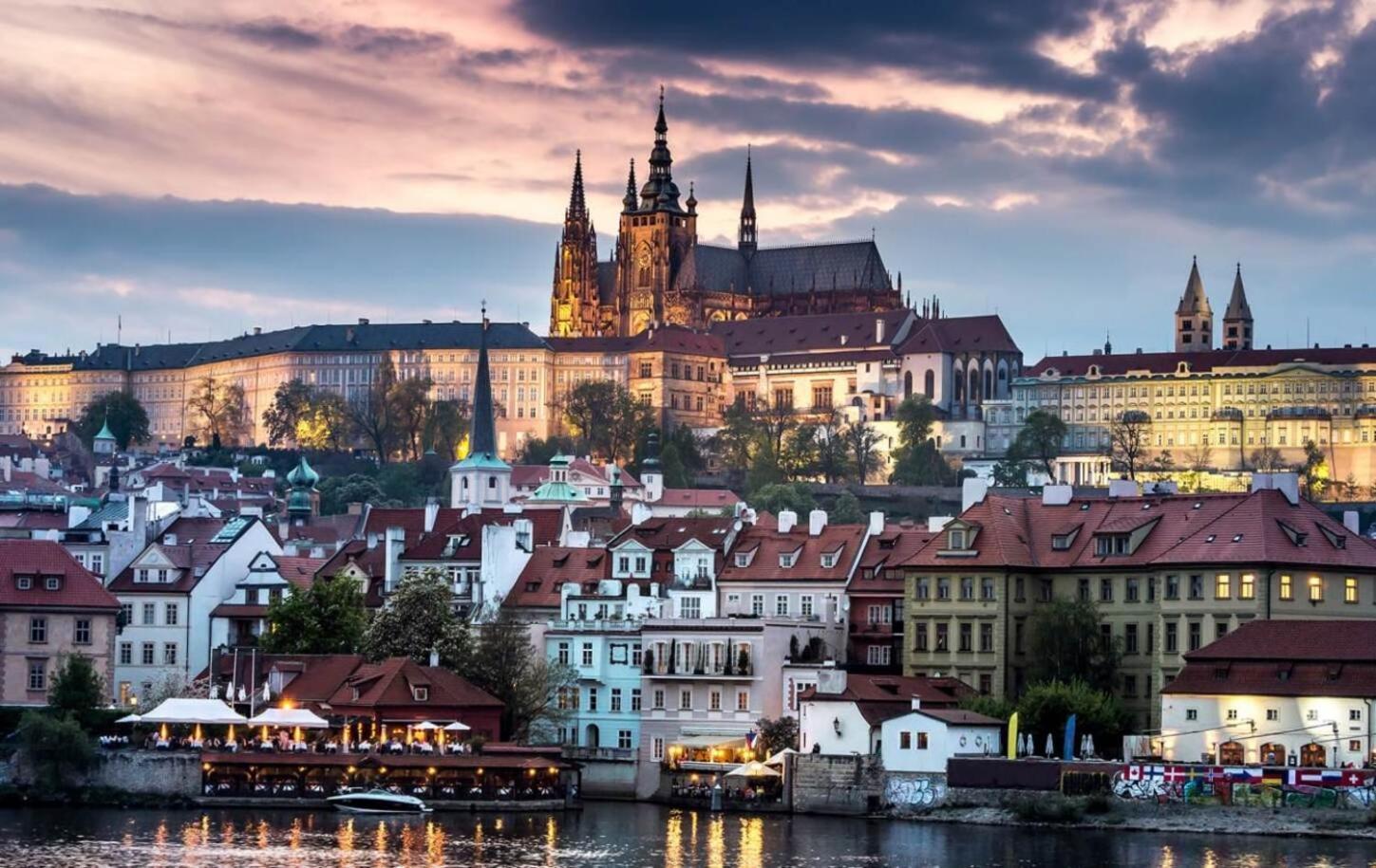 Spacious Near Karlin Square * Prag