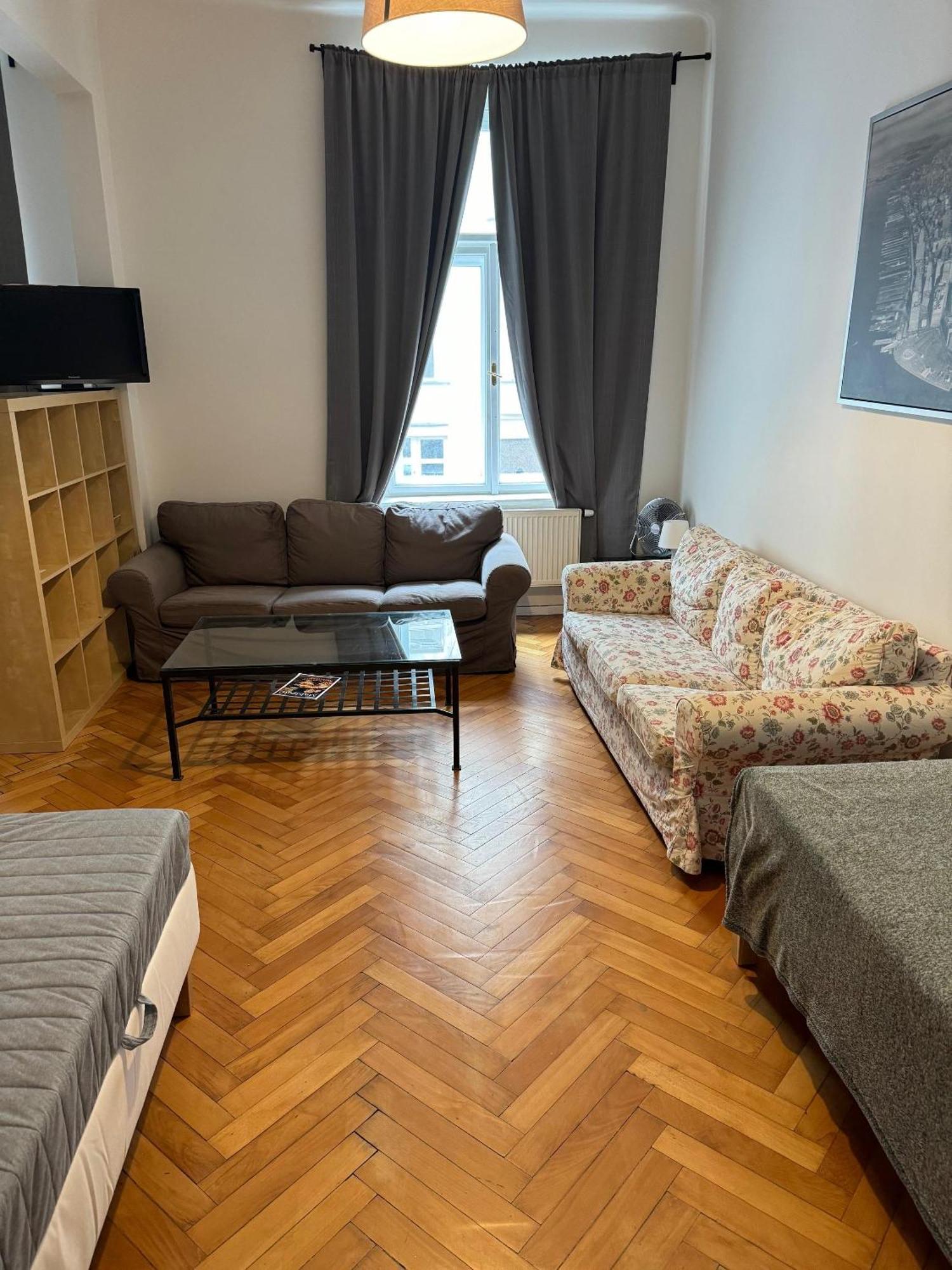Apartment Spacious 2 Bedroom With Terrace Prag