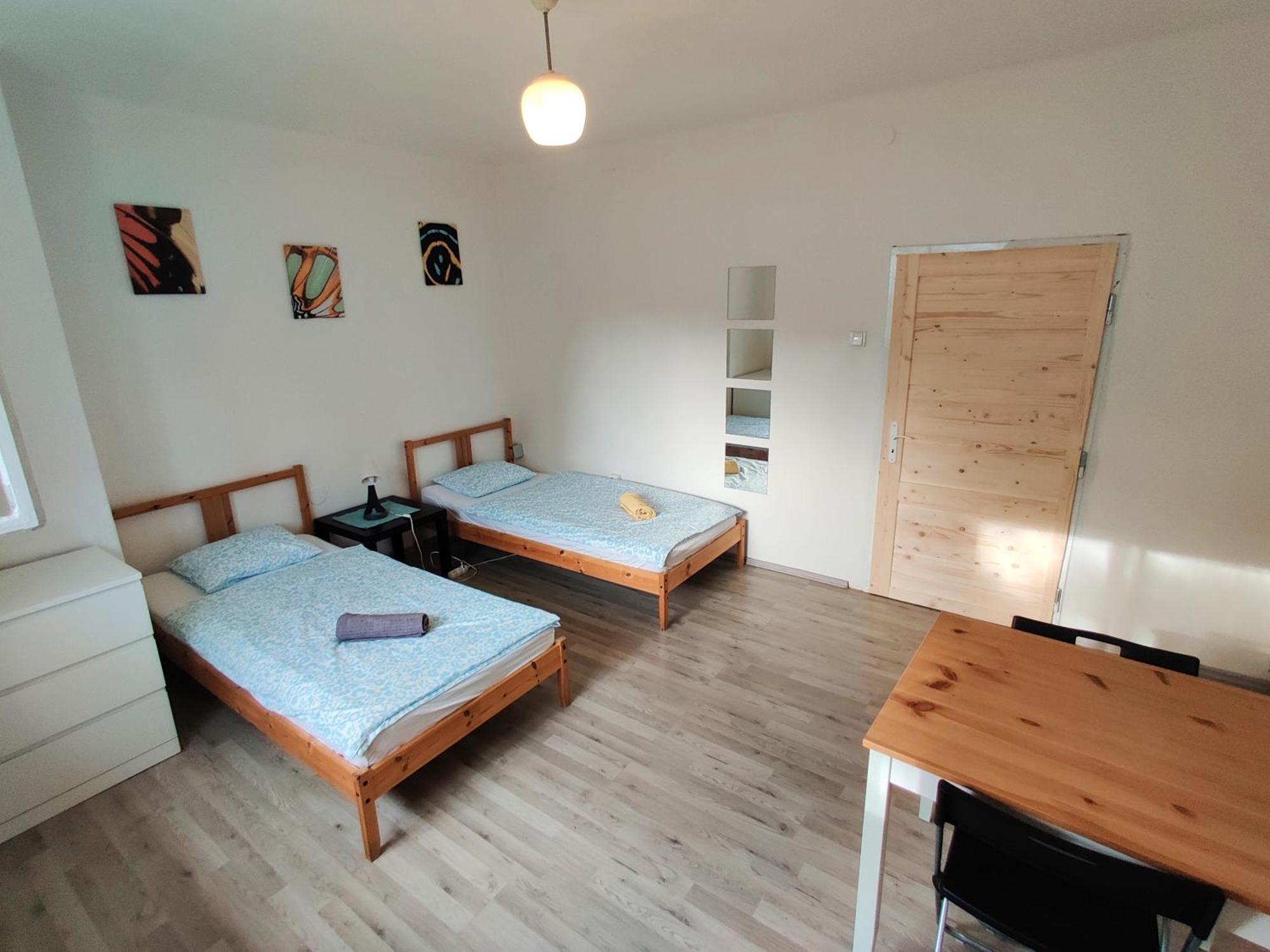 In House With Private Parking And Garden * Prague